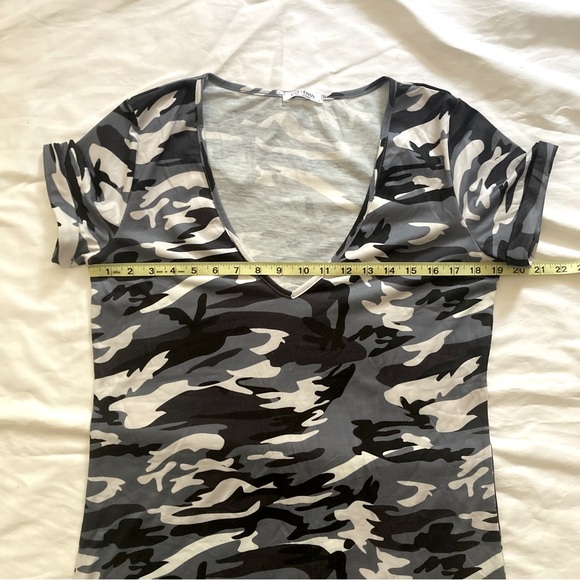 Camo Print Deep V-Neck Short Sleeve Tunic Shirt NWT - M - Picture 7 of 12